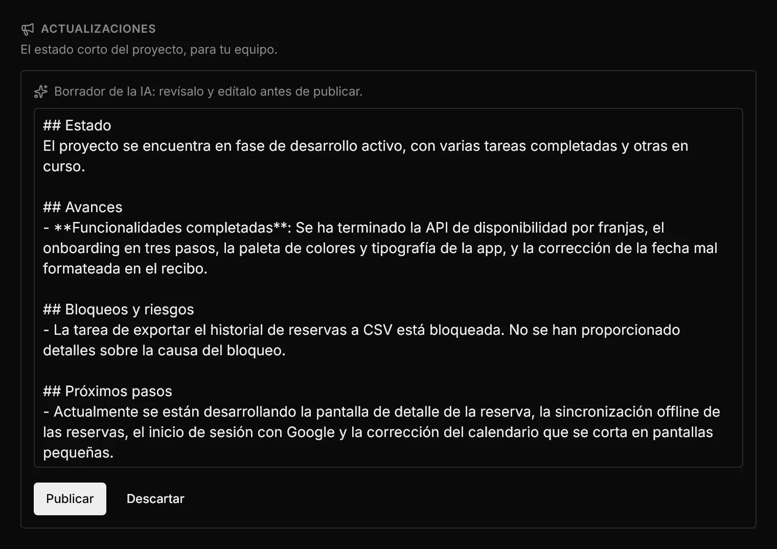 El borrador de la IA en un cuadro de edición, con los apartados Estado, Avances, Bloqueos y riesgos y Próximos pasos, y los botones Publicar y Descartar