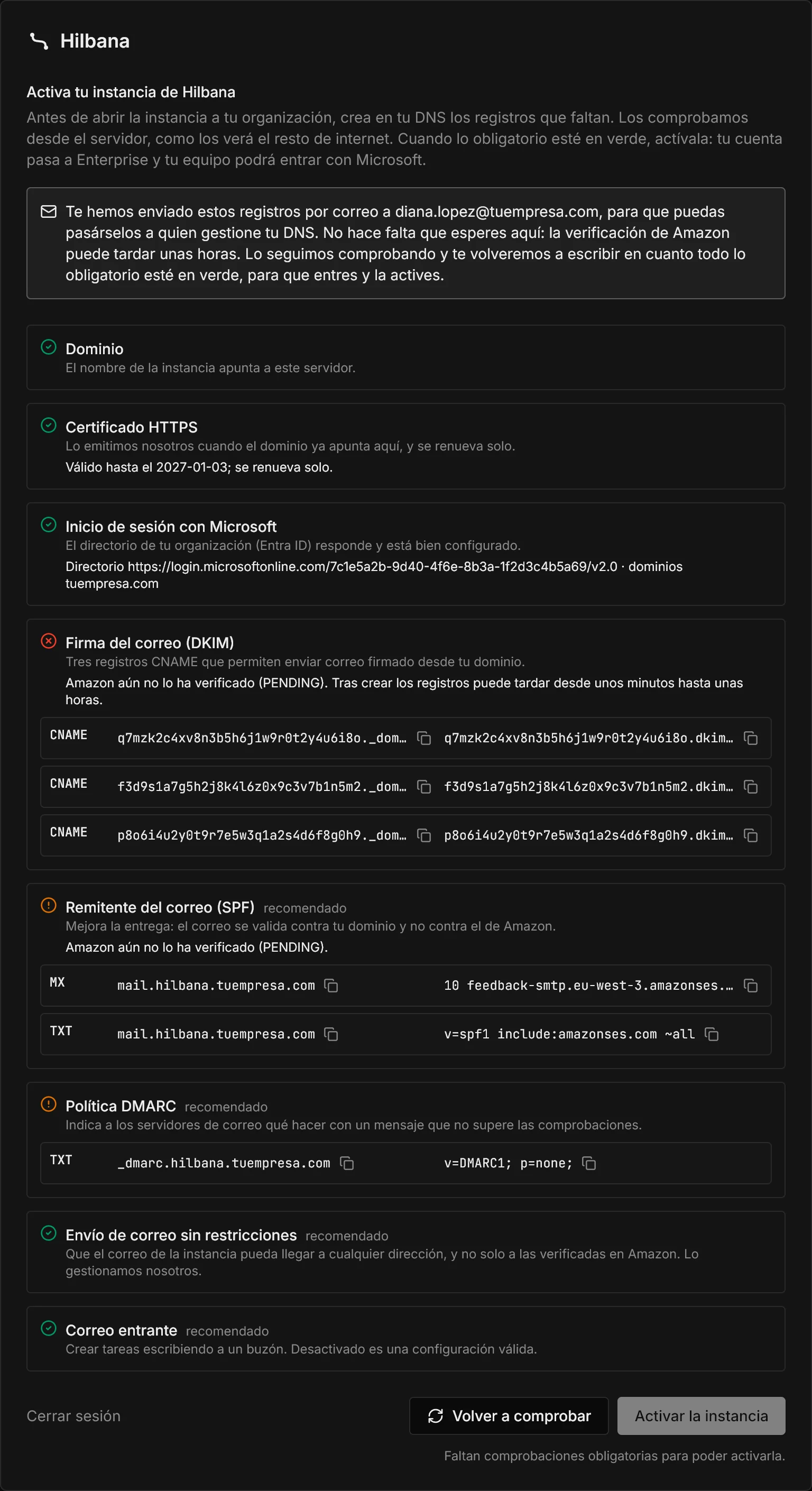 La pantalla de activación: dominio, certificado e inicio de sesión con Microsoft en verde; la firma del correo pendiente, con sus tres registros CNAME